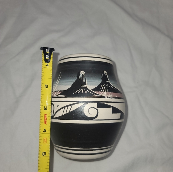 Cedar Mesa Handcrafted Navajo Desert Scene Black and White Ceramic Vase Pot - Picture 9 of 10